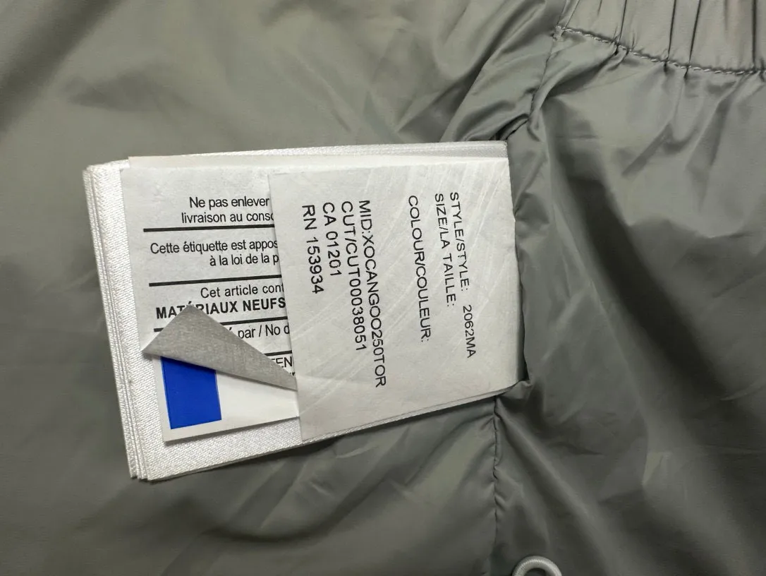P780 【𝗖𝗔𝗡𝗔𝗗𝗔 𝗚𝗢𝗢𝗦𝗘】Capsule Series Macaron White Label Fabric: Made of soft EnduraLuxe fabric imported from DuPont, CORDURA, USA, which enhances the durability of easy-to-wear parts, is lightweight and durable; the liner is made of 400T anti-velvet gallbladder, which is comfortable, soft and non-velvet. : Equipped with a detachable hood, which can be adjusted in two directions, and is also filled with down, which brings greater softness and wrapping around the head and neck, and is full of warmth. This parka features white trim on the back and sides, and the hardware locks are all original and custom-made to match the muted fabric color. Goose label: The official website’s new series of silicone material labels, non-embroidery labels. Length: Fit hip-length. Size: XS-L
